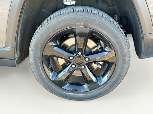 Used 2023 Jeep Grand Cherokee L Limited w/ Black Appearance Package image 11