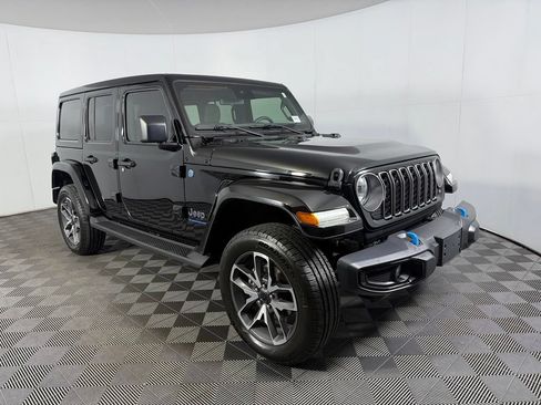 Used 2024 Jeep Wrangler Unlimited w/ Convenience Group AWD/4WD image 4