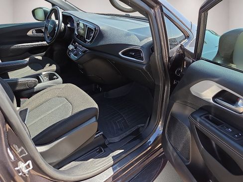 Used 2020 Chrysler Pacifica Touring w/ S Appearance Package FWD image 11