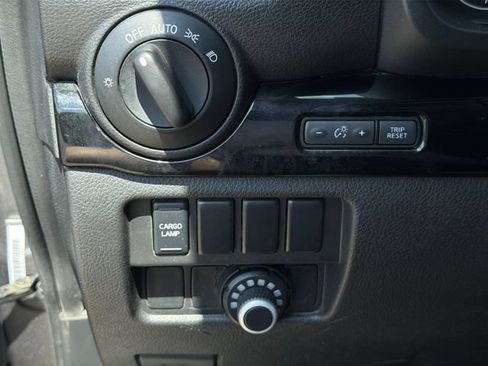 Used 2024 Nissan Titan SV AWD/4WD image 32