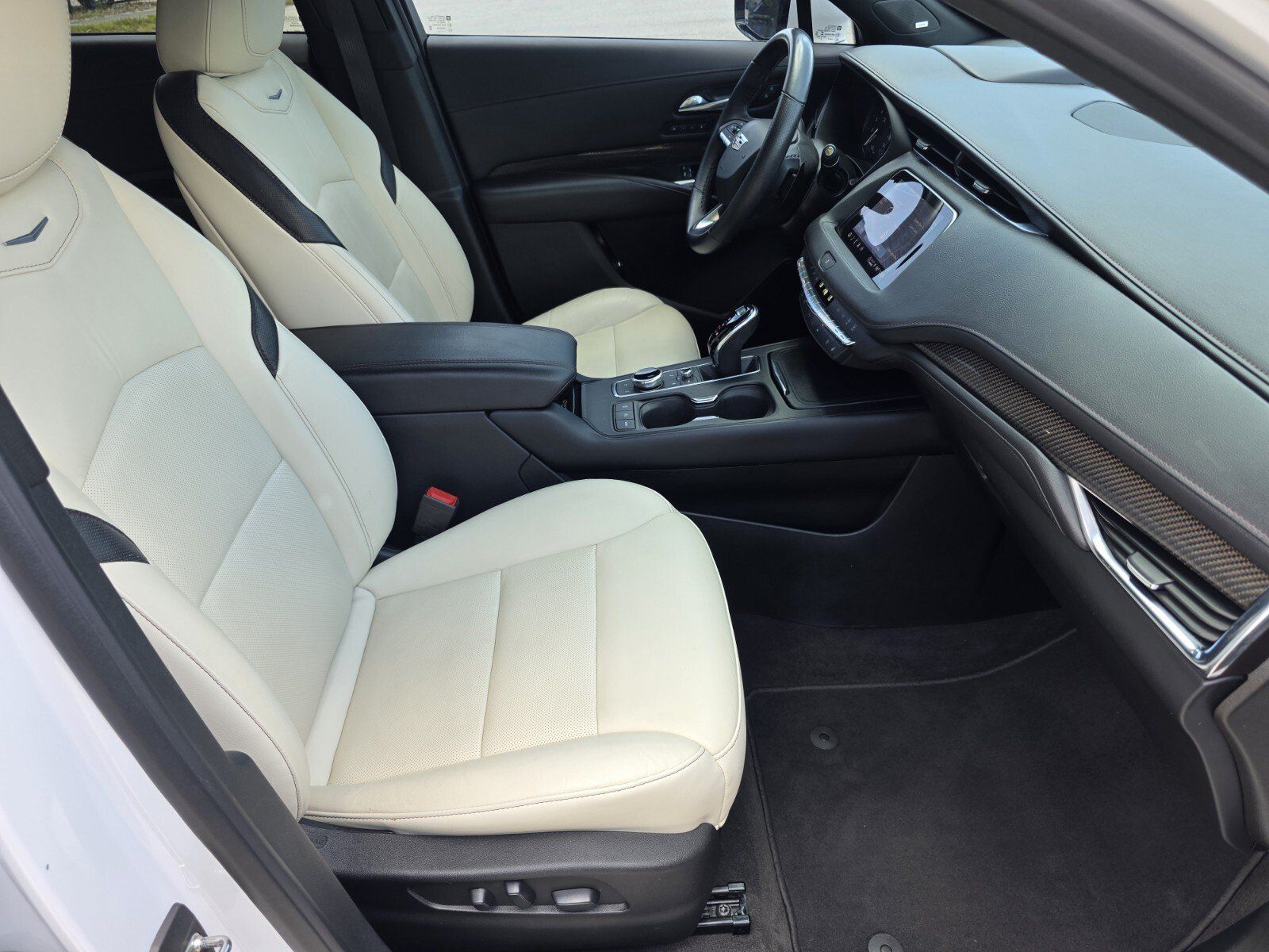 Used 2022 Cadillac XT4 Sport w/ LPO, ONYX Package FWD image 3