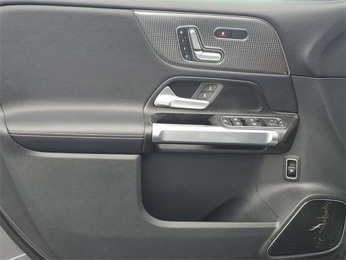 Used 2021 Mercedes-Benz GLB 250 4MATIC image 15