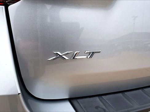 Used 2021 Ford Explorer XLT w/ Equipment Group 202A image 8