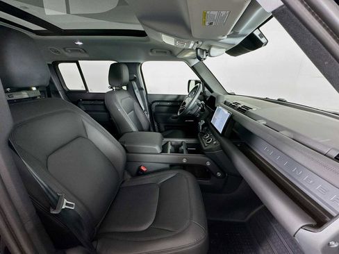 Used 2025 Land Rover Defender 130 X-Dynamic SE image 30