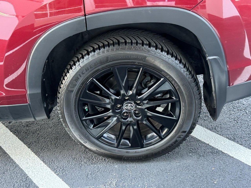 Used 2019 Toyota Highlander SE w/ Nightshade Edition AWD/4WD image 10