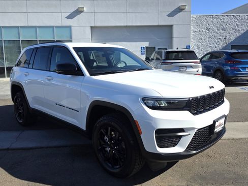 New 2025 Jeep Grand Cherokee Altitude image 6