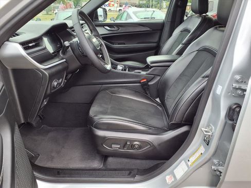 Used 2025 Jeep Grand Cherokee Altitude AWD/4WD image 18