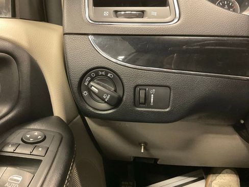 Used 2019 Dodge Grand Caravan SXT image 15