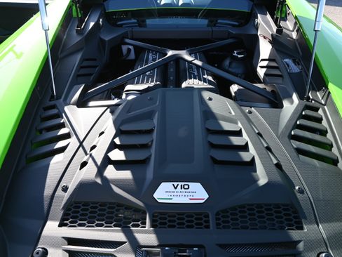 Used 2021 Lamborghini Huracan EVO RWD image 40
