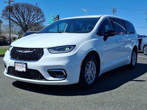 Used 2024 Chrysler Pacifica Touring-L FWD image 3
