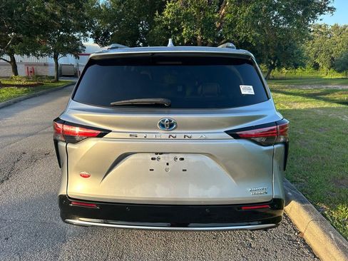 Used 2022 Toyota Sienna Limited FWD image 5