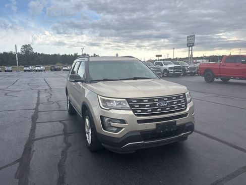 Used 2017 Ford Explorer XLT w/ Equipment Group 202A AWD/4WD image 7