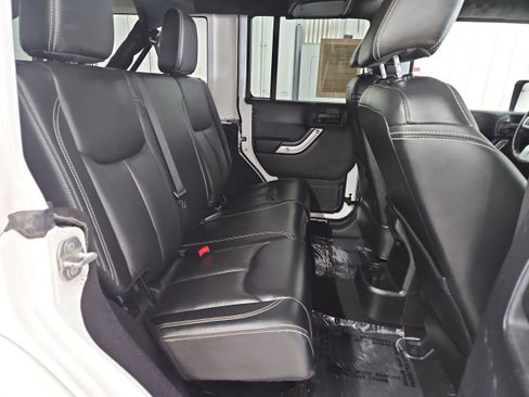 Used 2015 Jeep Wrangler Unlimited Rubicon image 11