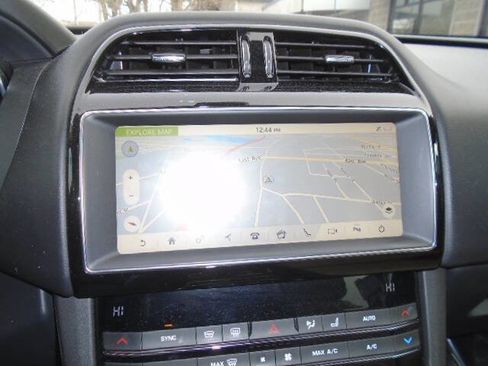 Used 2019 Jaguar F-PACE Premium image 13