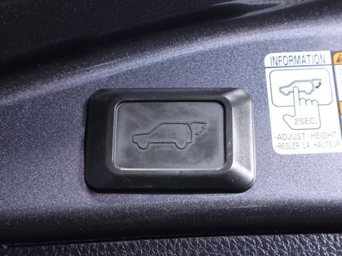 Used 2017 Toyota RAV4 XLE AWD/4WD image 34