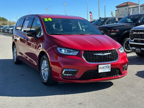 Certified 2024 Chrysler Pacifica Touring-L image 8