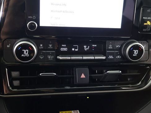 Used 2024 Toyota Highlander XLE AWD/4WD image 56