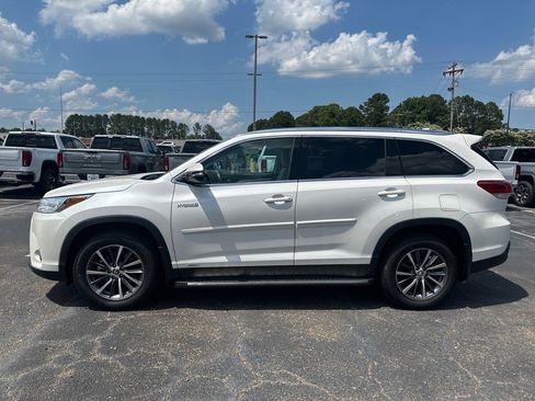 Used 2019 Toyota Highlander XLE image 1