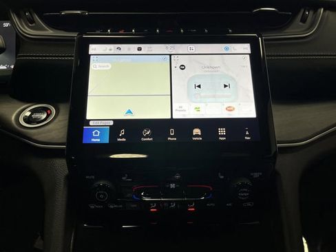 Used 2024 Jeep Grand Cherokee Limited w/ Black Appearance Package image 9