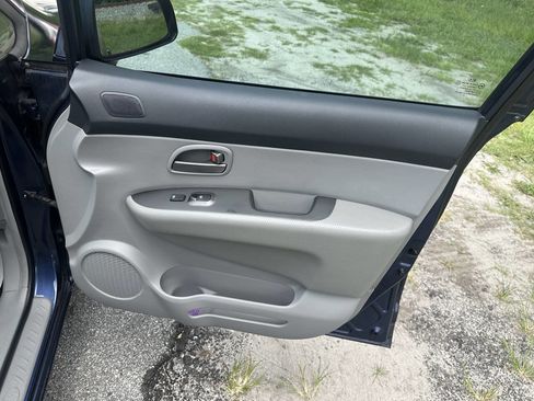 Used 2007 Kia Rondo EX image 17