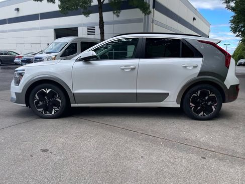 Certified 2023 Kia Niro Wave w/ Wave Preserve Package FWD image 4
