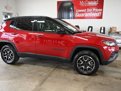 Used 2025 Jeep Compass Trailhawk AWD/4WD image 4