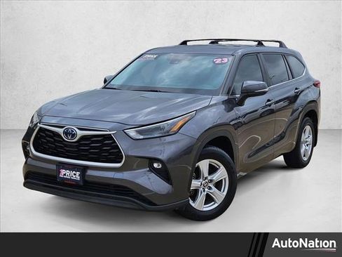 Used 2023 Toyota Highlander LE image 1