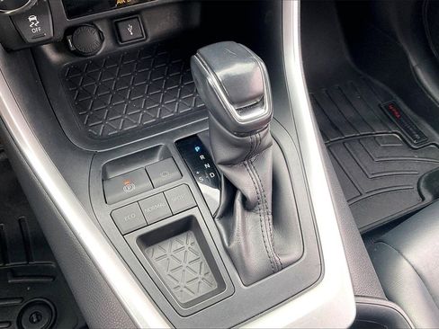 Used 2020 Toyota RAV4 XLE Premium image 32