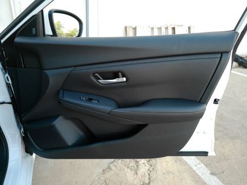 Used 2025 Nissan Sentra SV FWD image 17