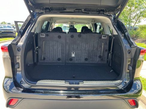 Used 2024 Toyota Highlander LE AWD/4WD image 11