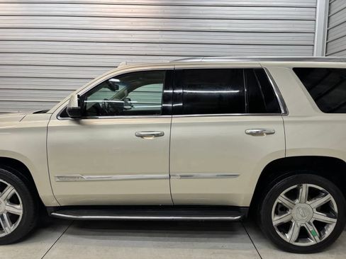 Used 2016 Cadillac Escalade Luxury AWD/4WD image 9