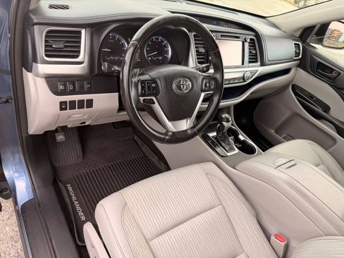 Used 2017 Toyota Highlander Plus w/ Carpet Mat Package FWD image 19