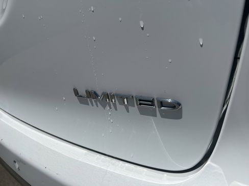 Used 2023 Chrysler Pacifica Limited FWD image 9