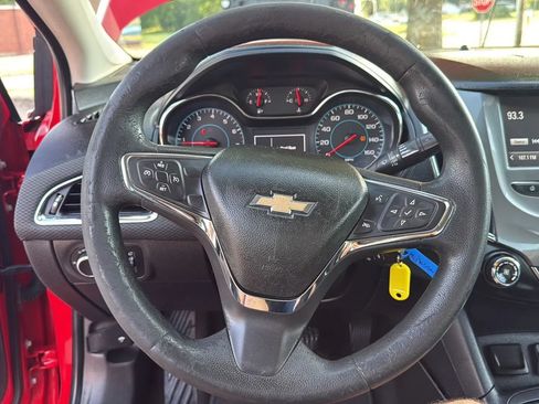 Used 2017 Chevrolet Cruze LT FWD image 33