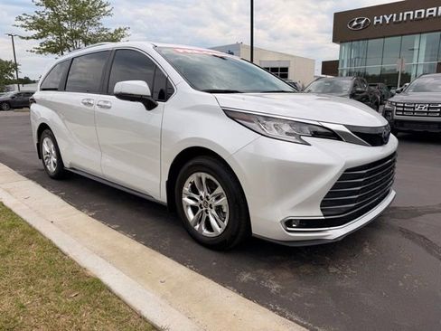 Used 2023 Toyota Sienna Limited FWD image 3