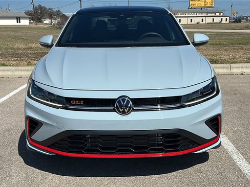 Used 2025 Volkswagen Jetta GLI Autobahn FWD image 11