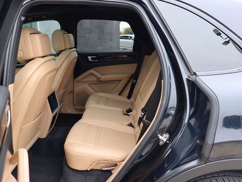 Used 2020 Porsche Cayenne image 42