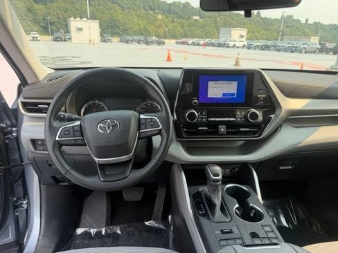 Used 2023 Toyota Highlander LE AWD/4WD image 12
