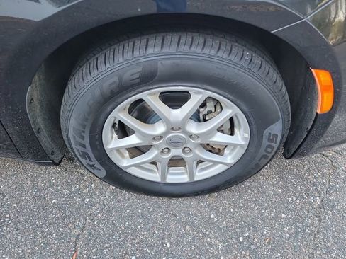 Used 2023 Chrysler Pacifica Touring-L image 6