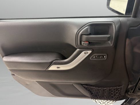 Used 2017 Jeep Wrangler Unlimited Rubicon w/ Connectivity Group AWD/4WD image 21