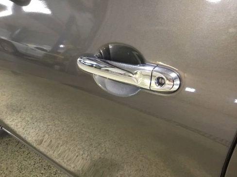 Used 2012 Nissan Versa SV w/ Convenience Pkg image 11