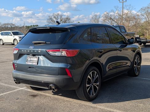 Used 2022 Ford Escape SE w/ SE Sport Appearance Package image 9