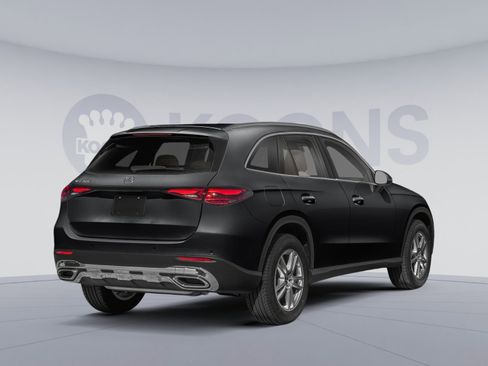 Used 2025 Mercedes-Benz GLC 300 4MATIC image 2
