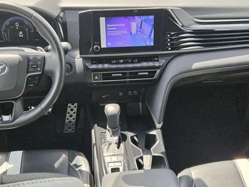 Used 2025 Toyota Camry SE FWD image 17