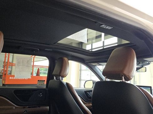 Used 2022 Lincoln Aviator Reserve AWD/4WD image 8