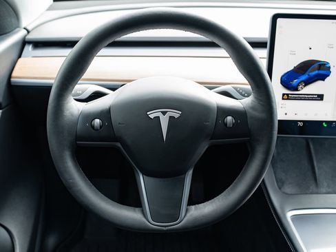 Used 2022 Tesla Model Y Long Range image 13