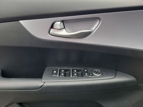 Used 2024 Kia Forte LXS w/ LXS Technology Package FWD image 17