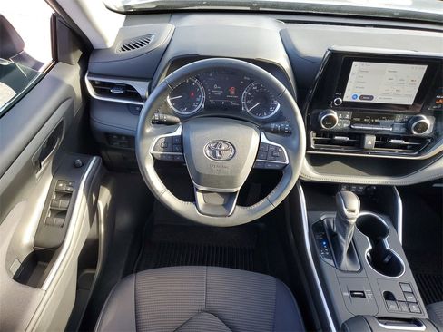 Used 2023 Toyota Highlander LE image 16