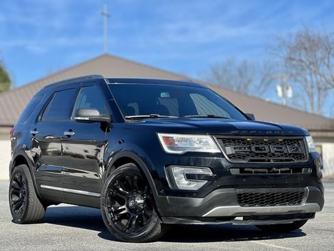 Used 2017 Ford Explorer Platinum image 3