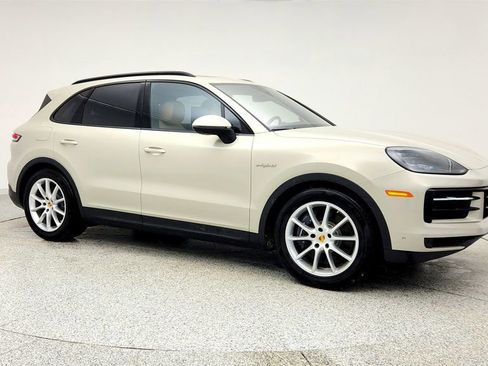 Used 2024 Porsche Cayenne w/ Premium Package Plus image 3